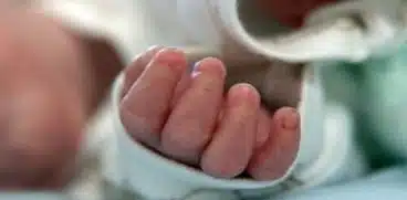 Bebelus electrocutat dupa ce a bagat incarcatorul de la telefon in gura! Fetita de 6 luni a suferit arsuri grave pe fata si maini | Demamici.ro