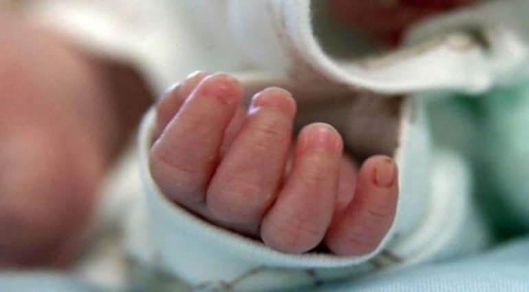 Bebelus electrocutat dupa ce a bagat incarcatorul de la telefon in gura! Fetita de 6 luni a suferit arsuri grave pe fata si maini | Demamici.ro