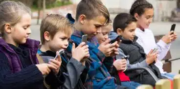 Studiu: Peste 85% dintre copiii din Romania stau zilnic pe internet, de pe telefon. In 2010 erau doar 2% | Demamici.ro