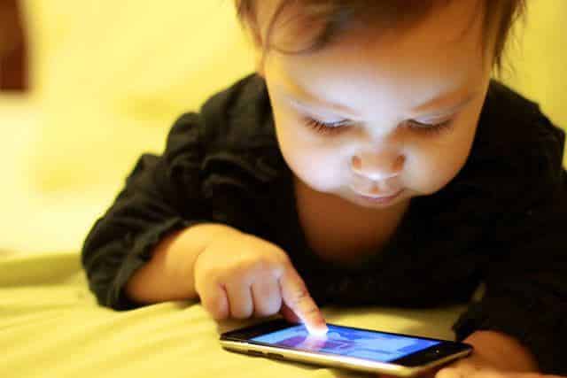 Studiu: Peste 85% dintre copiii din Romania stau zilnic pe internet, de pe telefon. In 2010 erau doar 2% | Demamici.ro