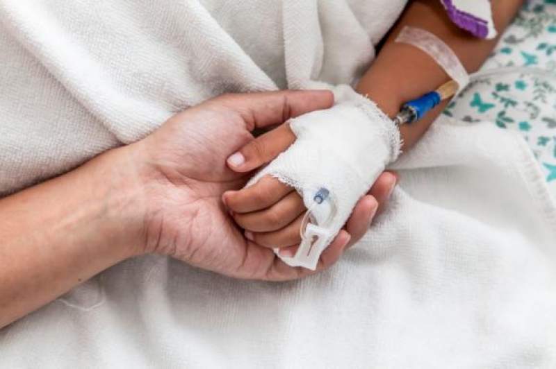 Bebelus de 5 luni, plin de rani in spital dupa ce a facut alergie la leucoplast | Demamici.ro