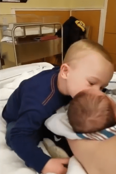 Un baietel cu sindromul Down isi intalneste fratiorul pentru prima data VIDEO | Demamici.ro