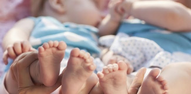 Doi bebelusi gemeni de 2,5 luni au murit la scurt timp dupa externarea din spital | Demamici.ro