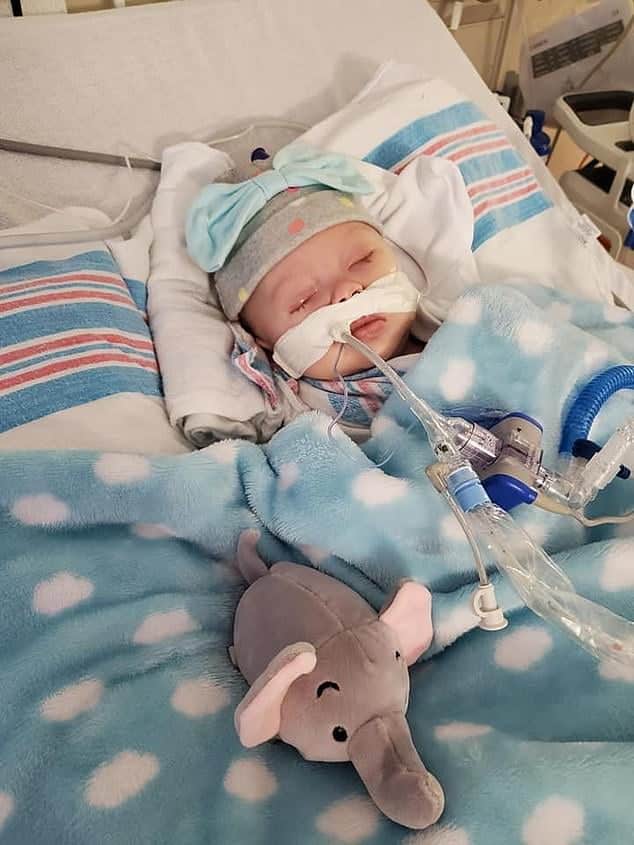 Fetita de 2 luni, conectata la ventilator, dupa ce a fost diagnosticata cu COVID-19 | Demamici.ro