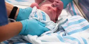 Nou-nascut din Londra, infectat cu noul coronavirus. Cel mai tanar pacient din lume diagnosticat pozitiv | Demamici.ro