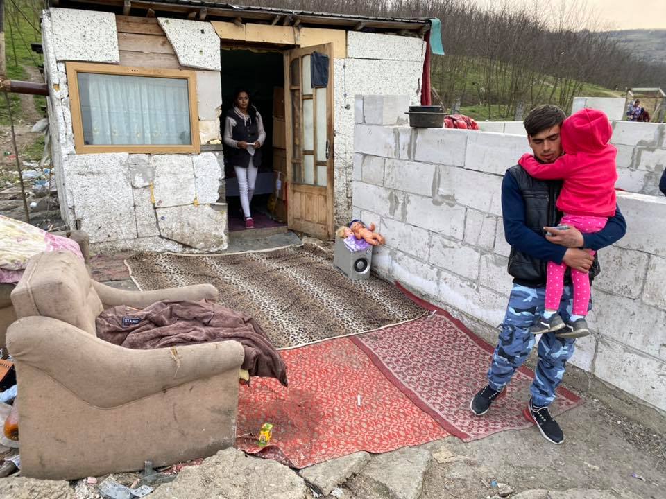 Barbatul care a mers calare la maternitate, ajutat de Morosanu: "Vreau sa-l ajutam sa-si construiasca o casa!" VIDEO | Demamici.ro