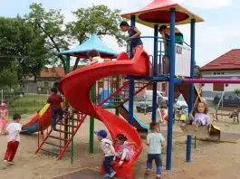 Tine copiii in casa, chiar daca vremea „te cheama” afara! Parcurile dintre blocuri – zone cu mare potential de incarcare virala | Demamici.ro