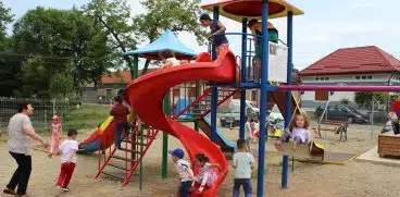 Tine copiii in casa, chiar daca vremea „te cheama” afara! Parcurile dintre blocuri – zone cu mare potential de incarcare virala | Demamici.ro