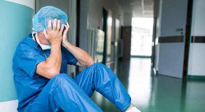 Marturii impresionante ale medicilor italieni: "Vezi pacienti care mor singuri si te roaga sa-i ajuti sa-si ia la revedere de la cei dragi!" | Demamici.ro