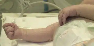 O fetita de 3 luni a murit singura in casa. Mama a iesit sa se uite la un accident auto | Demamici.ro