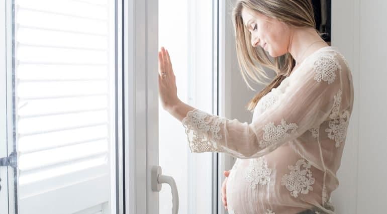 Femeile gravide, incluse in categoria persoanelor cu risc. Guvernul britanic le-a solicitat sa se autoizoleze 12 saptamani | Demamici.ro