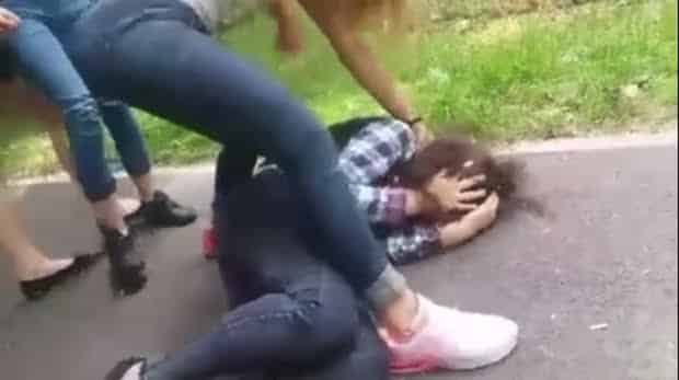 O eleva din Craiova, batuta de mai multe fete in centrul Craiovei. Bullying-ul este o trauma | Demamici.ro