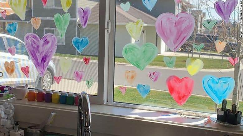 Coronavirus. Oamenii isi decoreaza geamurile cu inimi si mesaje pline de speranta | Demamici.ro