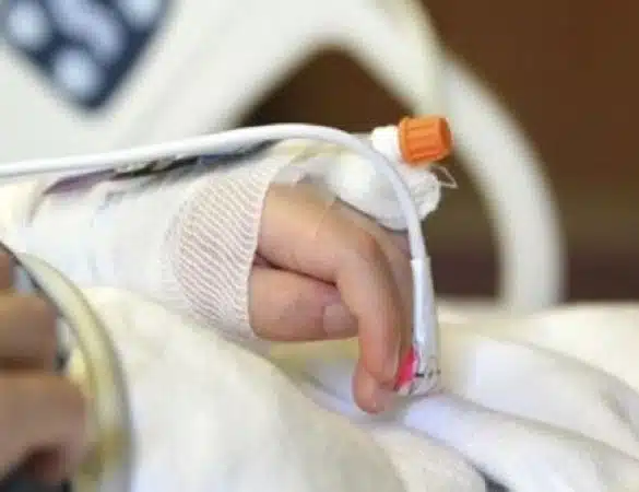 O fetita de 1 an si 6 luni, in coma dupa ce s-a inecat cu o aluna | Demamici.ro