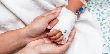 Copilul de 1 an cu coronavirus, transferat la Iasi. Mama, testata negativ, ii este alaturi | Demamici.ro