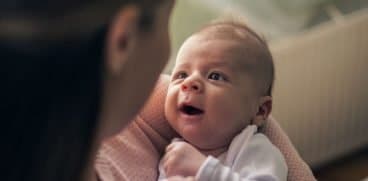 Vaccinarea. Un bebelus de 2 luni s-a imbolnavit de la surioara mai mare, nevaccinata | Demamici.ro