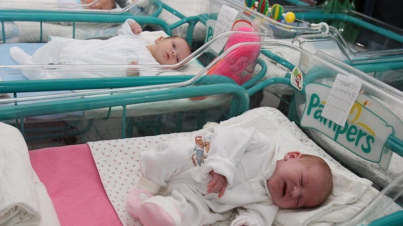 10 nou-nascuti, diagnosticati cu COVID-19 in Timisoara. Testele mamelor, negative | Demamici.ro