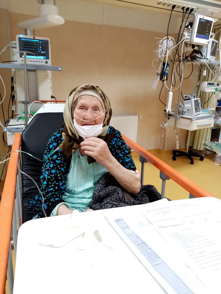 O bunicuta din Suceava si-a cusut singura masca inainte sa mearga la spital | Demamici.ro