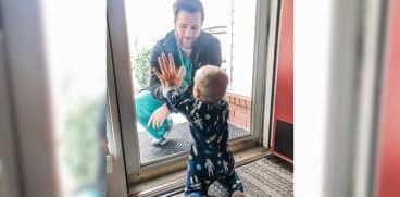 Un medic isi vede fiul printr-un geam, inainte sa se intoarca la pacientii infectati cu coronavirus | Demamici.ro