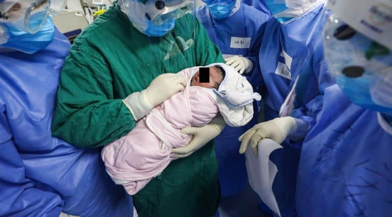 O asistenta insarcinata a murit de COVID-19. Doctorii au reusit sa-i salveze bebelusul | Demamici.ro