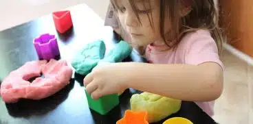 Cum sa faci plastilina „de casa”. Ai nevoie de cateva ingrediente | Demamici.ro