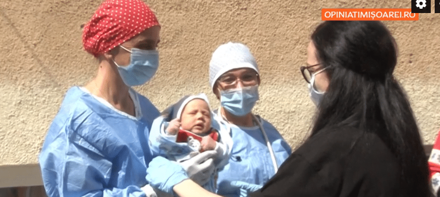 Primul bebeluș vindecat de COVID-19 a fost externat. Mama și-a strâns băiețelul la piept cu lacrimi în ochi | Demamici.ro