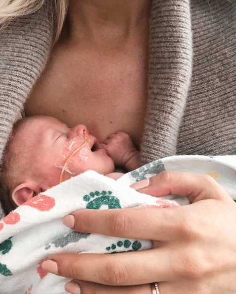 Femeia infectata cu COVID-19, care a nascut in timp ce era in coma indusa, si-a strans bebelusul la piept pentru prima data | Demamici.ro