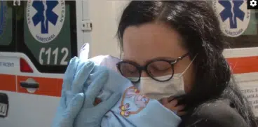 Primul bebeluș vindecat de COVID-19 a fost externat. Mama și-a strâns băiețelul la piept cu lacrimi în ochi | Demamici.ro