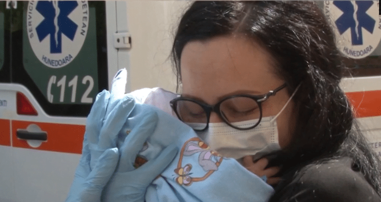 Primul bebeluș vindecat de COVID-19 a fost externat. Mama și-a strâns băiețelul la piept cu lacrimi în ochi | Demamici.ro