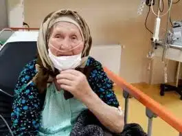 O bunicuta din Suceava si-a cusut singura masca inainte sa mearga la spital | Demamici.ro