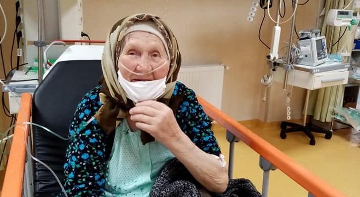 O bunicuta din Suceava si-a cusut singura masca inainte sa mearga la spital | Demamici.ro