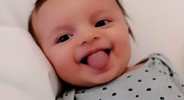 Zambetul unui bebelus care a invins coronavirusul, simbolul sperantei | Demamici.ro