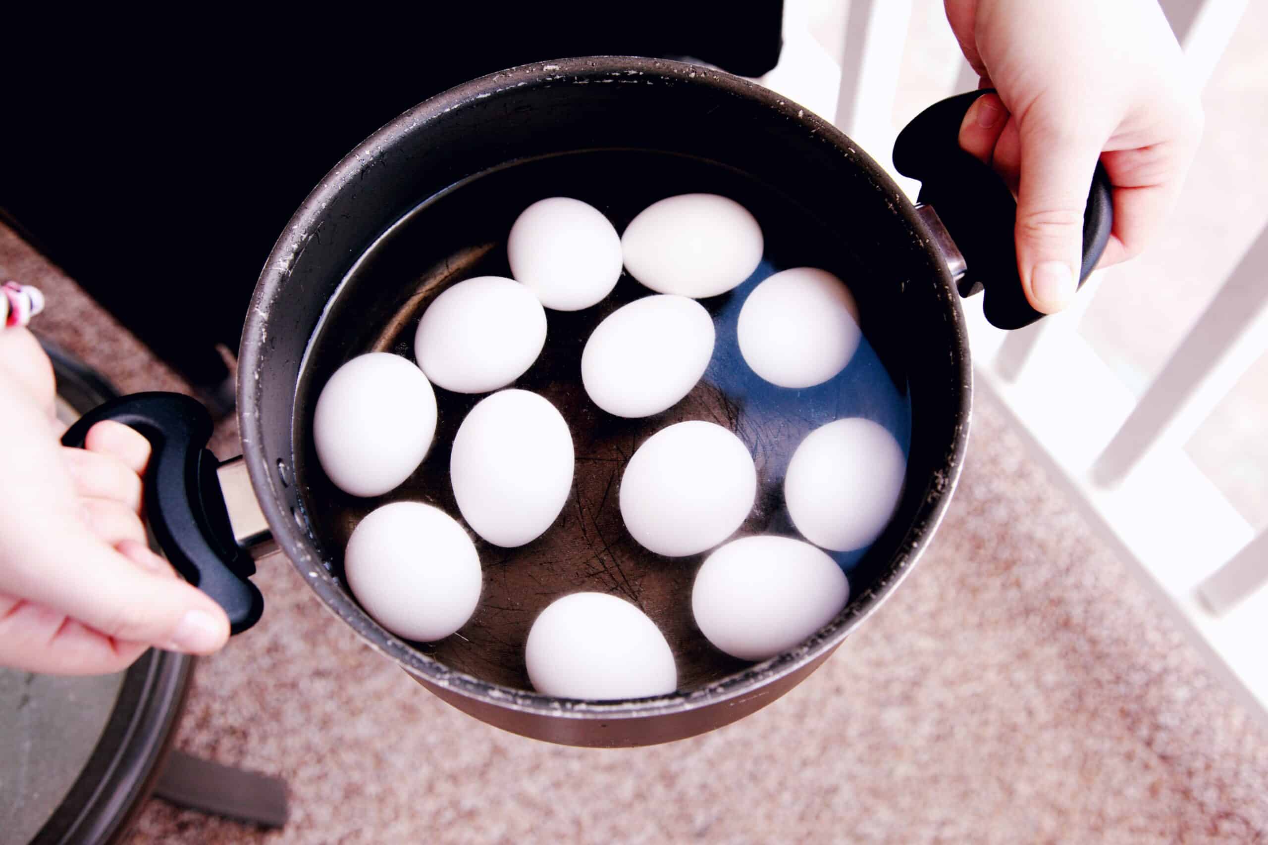 Cum se vopsesc ouale de Paste. 5 trucuri rapide pentru oua perfecte
