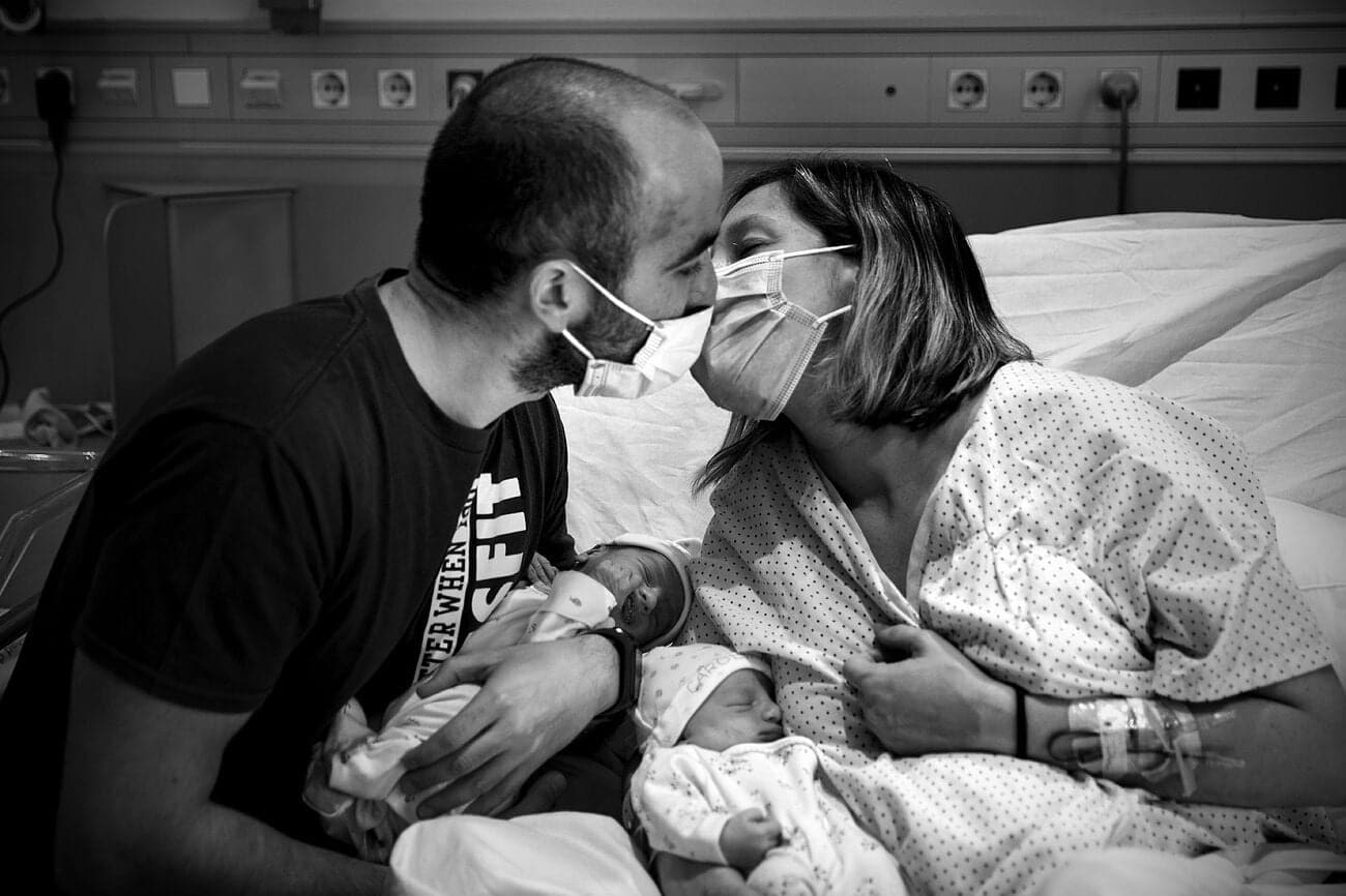 Primii gemeni nascuti dintr-o mama infectata cu COVID-19. Imagini de la maternitatea din Spania