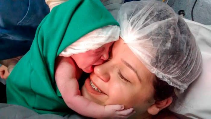 O mama e imbratisata la nastere, de fetita ei nou-nascuta