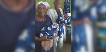 O femeie de 68 de ani din Nigeria a născut gemeni | Demamici.ro