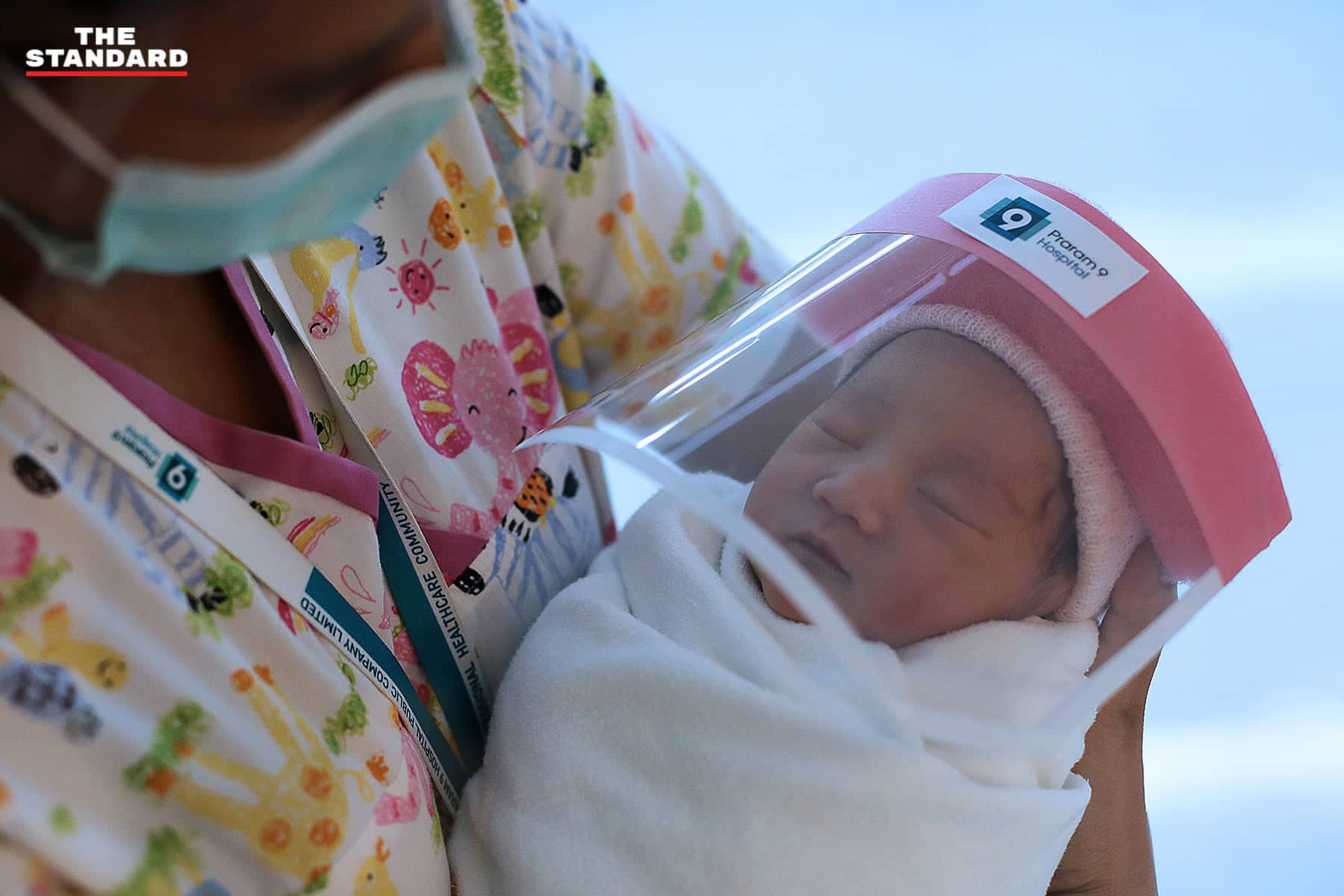 Nascuti in pandemie. Bebelusii anului 2020 vin pe lume cu mascute de protectie