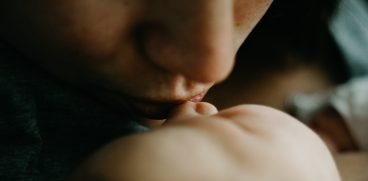 Puiul meu, nu te grabi sa cresti. Mai lasa-ma un pic sa am grija de tine | Demamici.ro