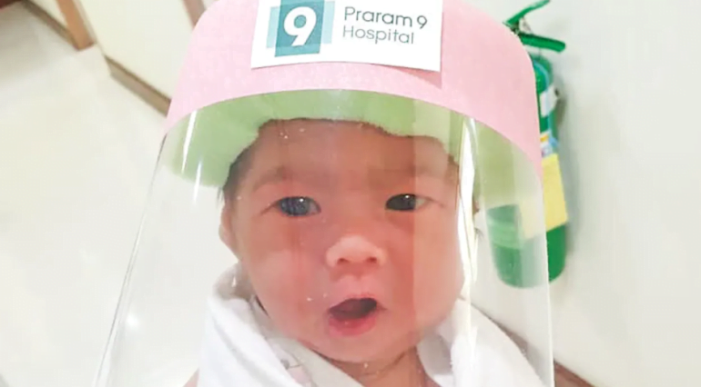 In Thailanda bebelusii primesc viziere ca protectie impotriva COVID-19
