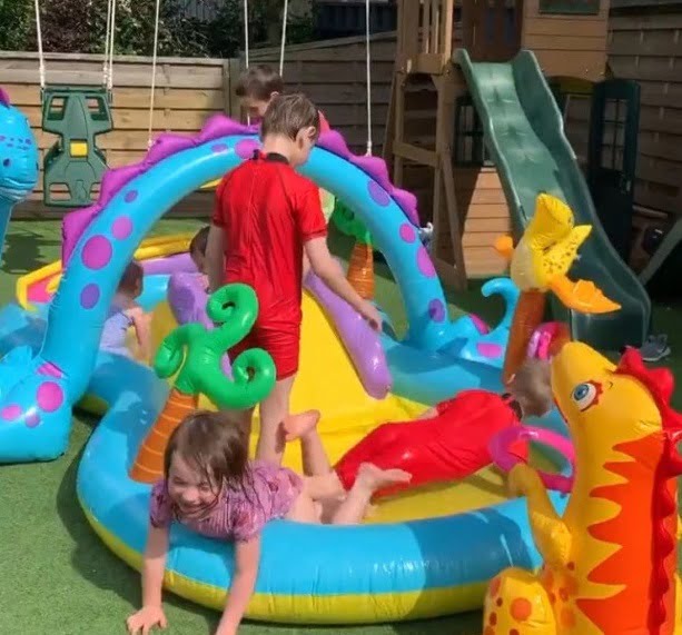 O mamă cu 22 de copii a construit în curte un mini "parc acvatic" ca loc de joacă