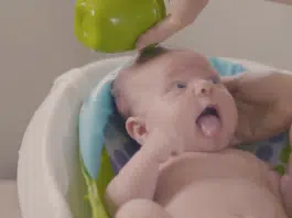 Băița bebelușului în cădiță. Cum se face pas cu pas VIDEO | Demamici.ro