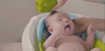 Băița bebelușului în cădiță. Cum se face pas cu pas VIDEO | Demamici.ro