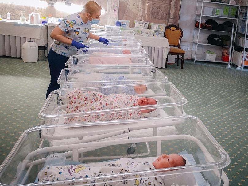 Peste 50 de bebeluși născuți din mame surogat după data de 16 martie nu pot merge acasă, din cauza carantinei.
