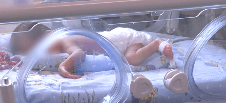 Un băiețel nou-nascut, abandonat pe un câmp din Ilfov, salvat de medici din stop cardio-respirator | Demamici.ro