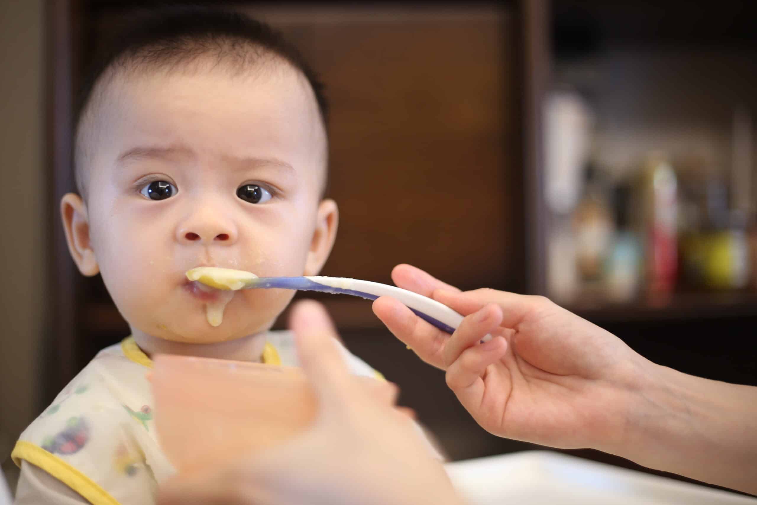 Hrana bebelușului. Până la ce vârstă pot fi copiii hrăniți exclusiv cu lapte