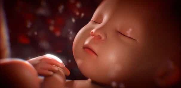 10 lucruri uimitoare pe care bebelusii le fac in uterul mamei