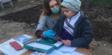 Învățătoarea eroină din Mehedinți. A dus o tabletă acasă fiecărui elev din clasă | Demamici.ro