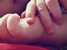 O fetiță româncă de 1 an și 2 luni a murit în Spania. Mama și bunica au privit-o neputincioase cum își dă ultima suflare | Demamici.ro
