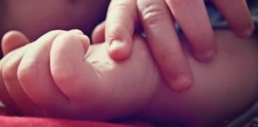 O fetiță româncă de 1 an și 2 luni a murit în Spania. Mama și bunica au privit-o neputincioase cum își dă ultima suflare | Demamici.ro