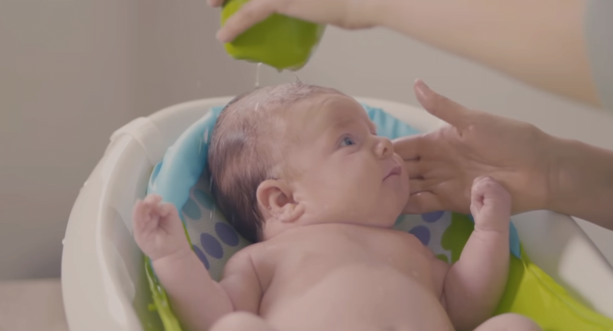 Băița bebelușului în cădiță. Cum se face pas cu pas VIDEO | Demamici.ro